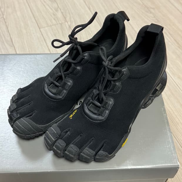 발렌시아가 비브람 파이브핑거스 42사이즈