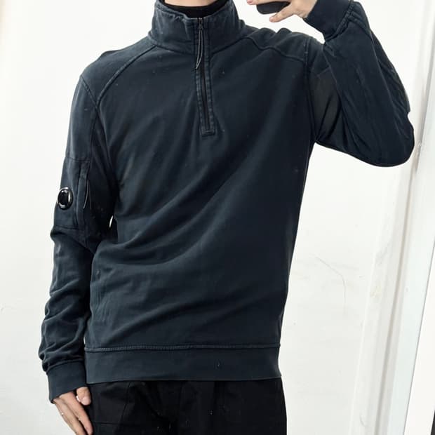 CP 컴퍼니 렌즈 반집업 스웻 셔츠