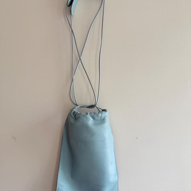 질샌더 드로스트링 레더 숄더백 하늘색