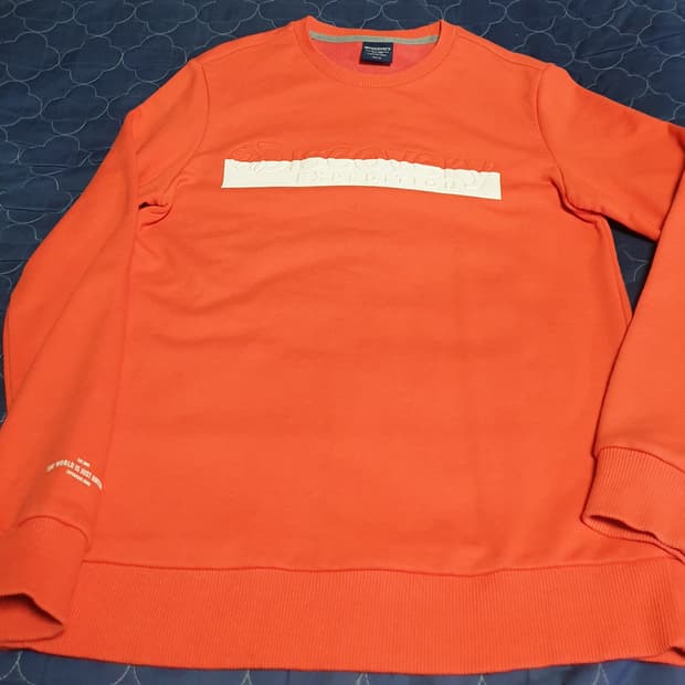 디스커버리 볼륨로고 맨투맨 브릭오렌지 (90, 95)