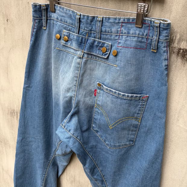 유럽판 리바이스 엔지니어드 진 신치백