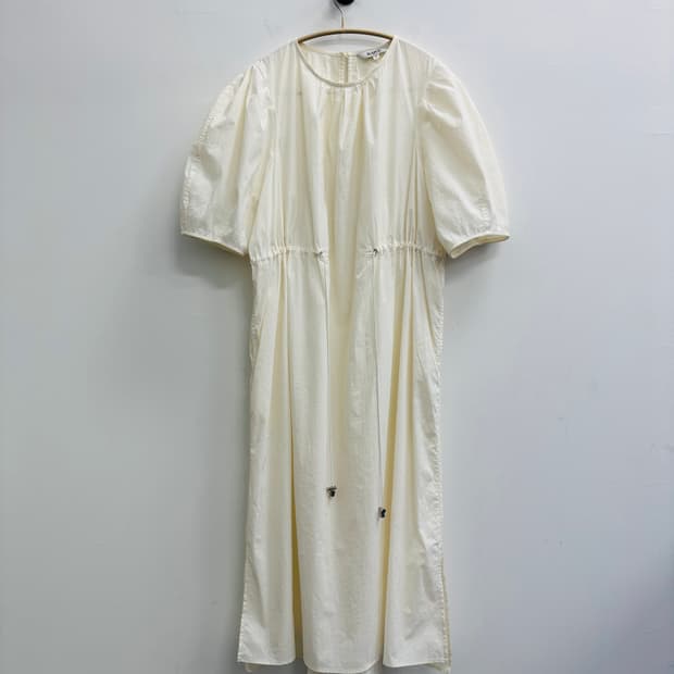 레이브(RAIVE) 셔링 볼륨 스트링 원피스