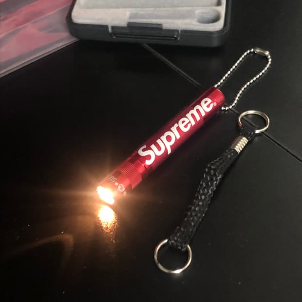 슈프림 x Maglite 맥라이트 솔리테어 키체인 키링 레드