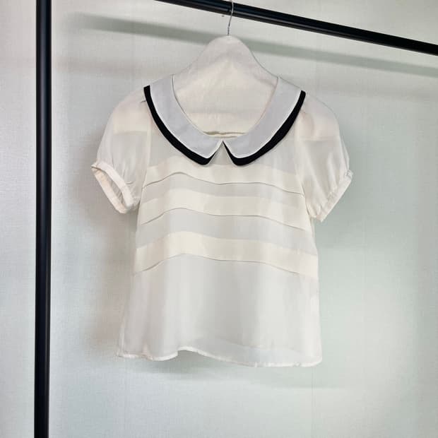 크림 더블카라 핀턱 라운드넥 블라우스