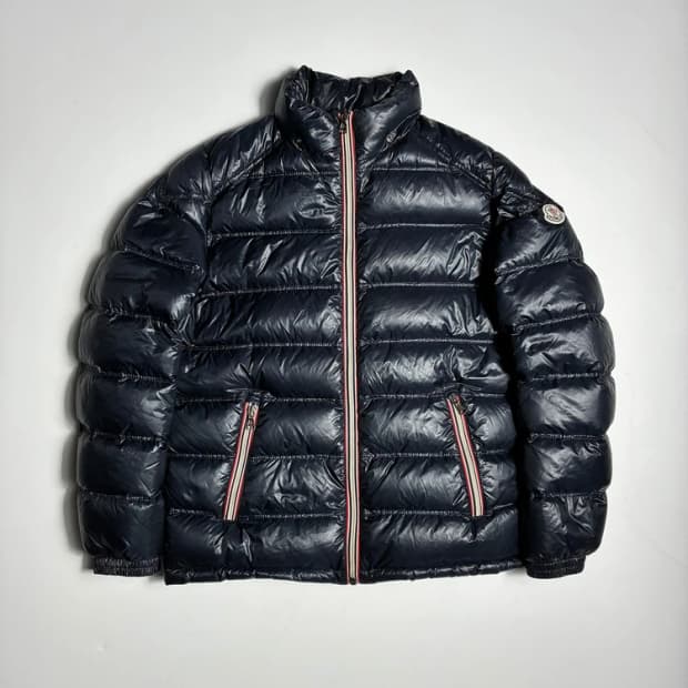 몽클레어 시그니처 로고 와펜 구스다운 패딩 점퍼 R2649