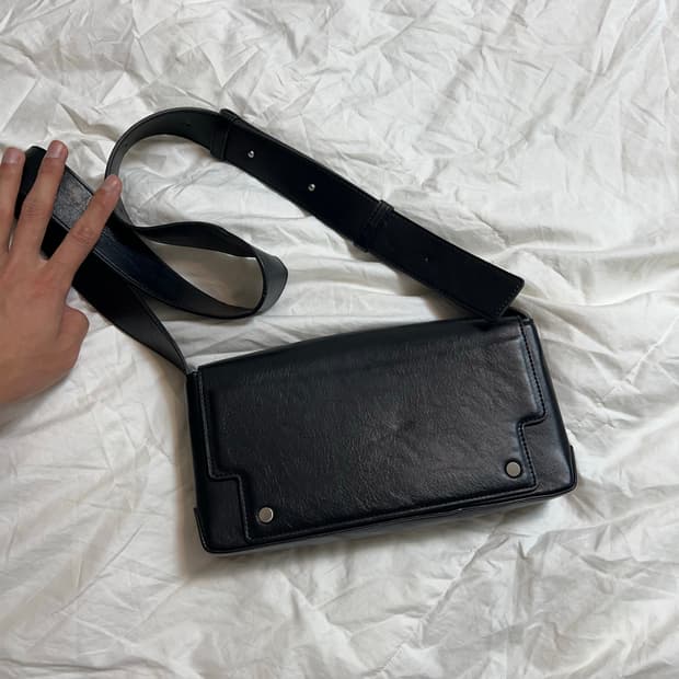 파인드 카푸어 가죽 크로스백