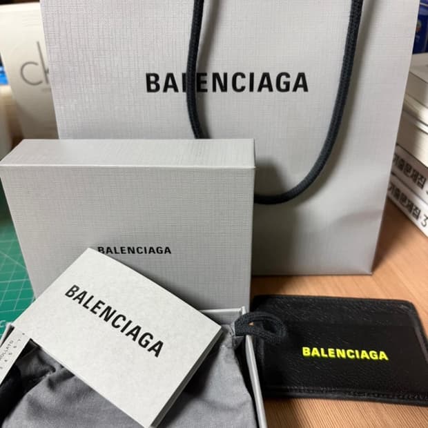 발렌시아가 지갑