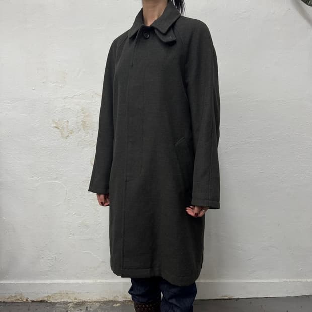 어반리서치 차콜컬러 폴리에스터 나일론 혼방 써머라이트 레글런 코트