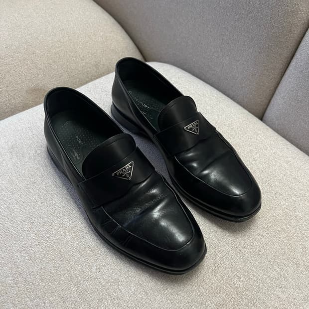 Prada 삼각로고 로퍼 