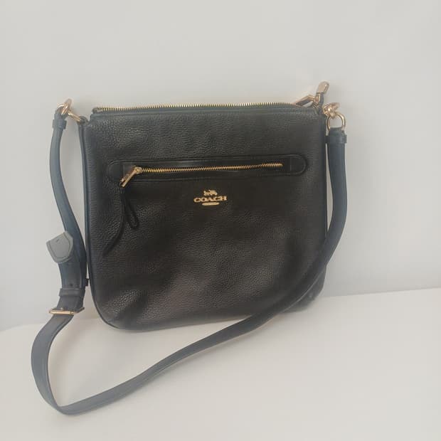 COACH 코치 에비 페블 레더 파일백 (Black) 