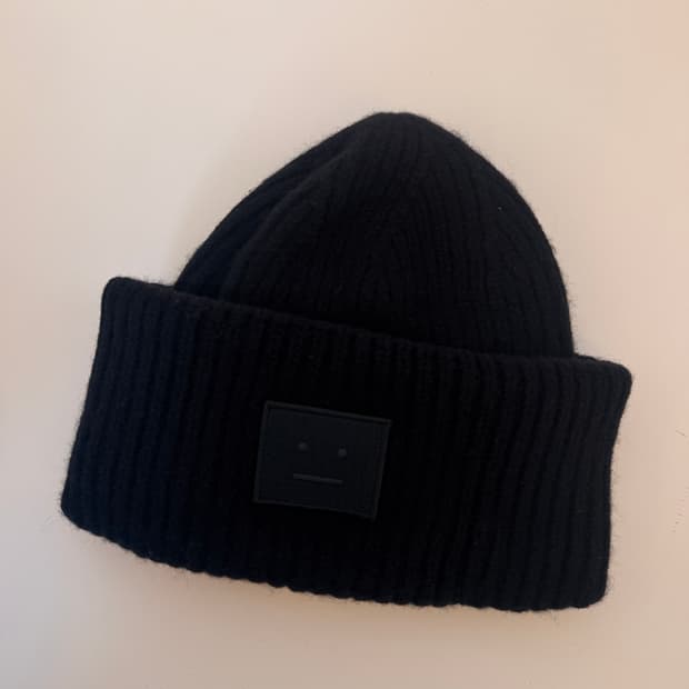  아크네 스튜디오(Acne Studios) 블랙 페이스 로고 비니