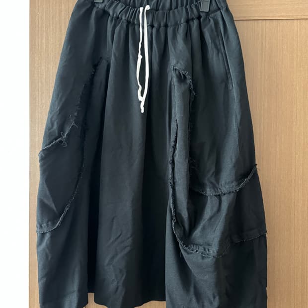 꼼데가르송 블랙 23SS 폴리에스터 컷아웃 스커트 (블랙 xs)