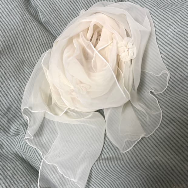 [새상품] 화이트 플라워 장식 시폰 스카프