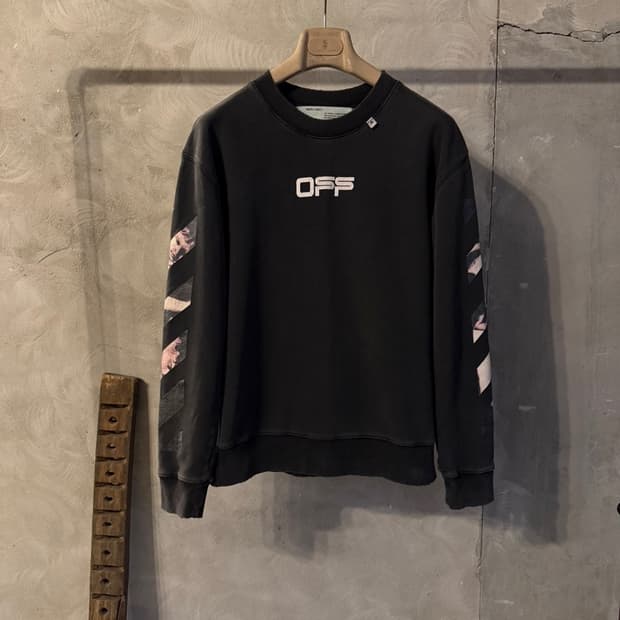 오프화이트 그래픽 맨투맨 100