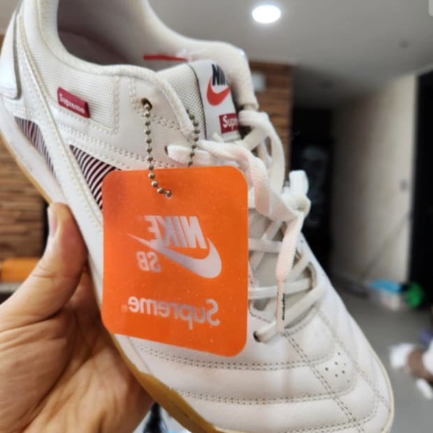 슈프림× 나이키 SB 가토 화이트(US10)280