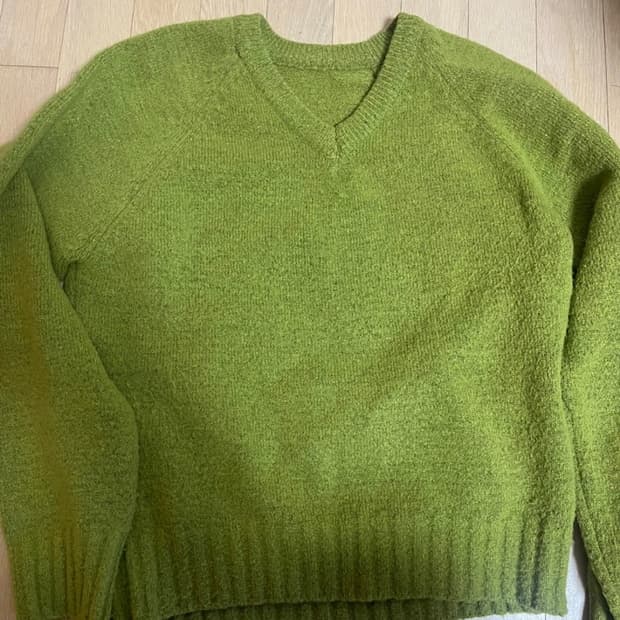 라룸 그린 초록색 브이넥 니트