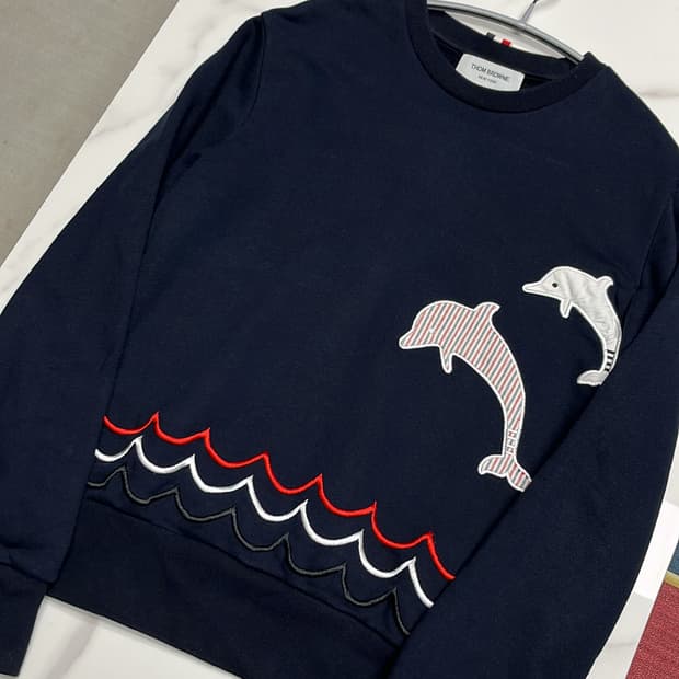 톰브라운 자수 돌고래 네이비 맨투맨 