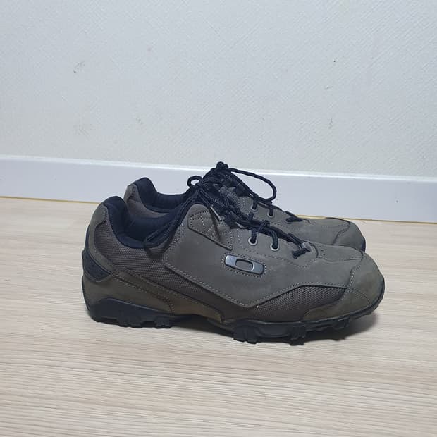 오클리 바탈리온 로우 트레킹화 300