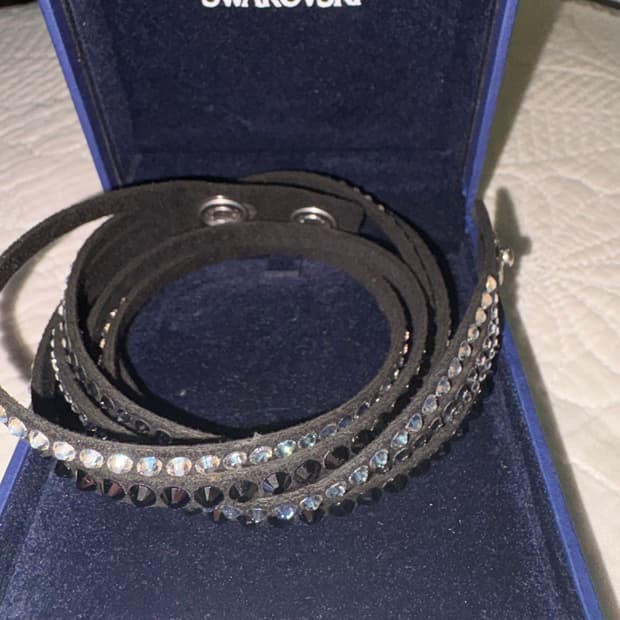 스와로브스키 스웨이드 팔찌