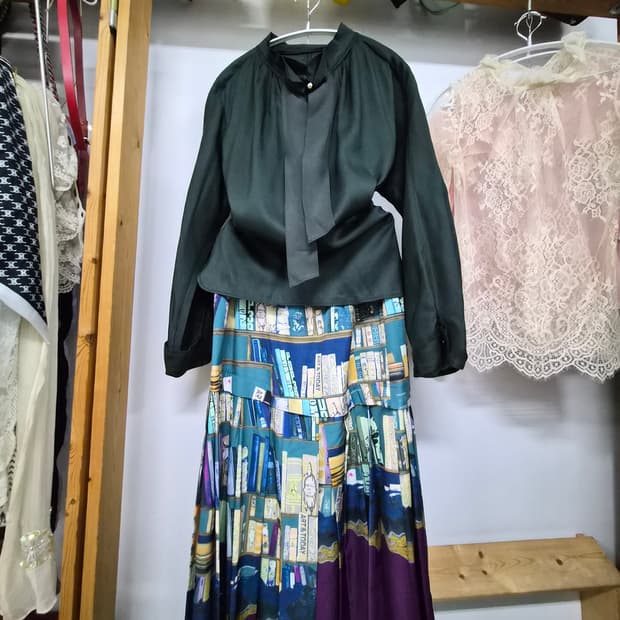 마인 실크 블라우스.lusso 언발 일러스트 스커트