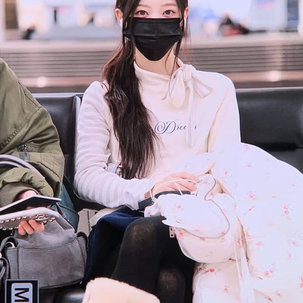 샵페어리 스카프 스트라이프 터틀넥 아이보리 아일릿