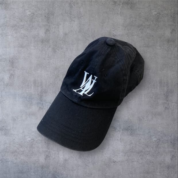 우알롱 블랙 컬러 베이직 로고 볼캡