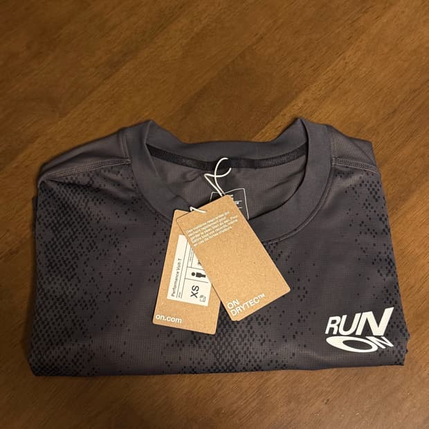 온러닝 퍼포먼스 볼트 티 XS 새상품