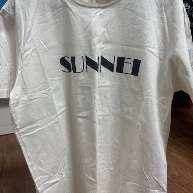 써네이 시그니처 빅로고 티셔츠 팝니다