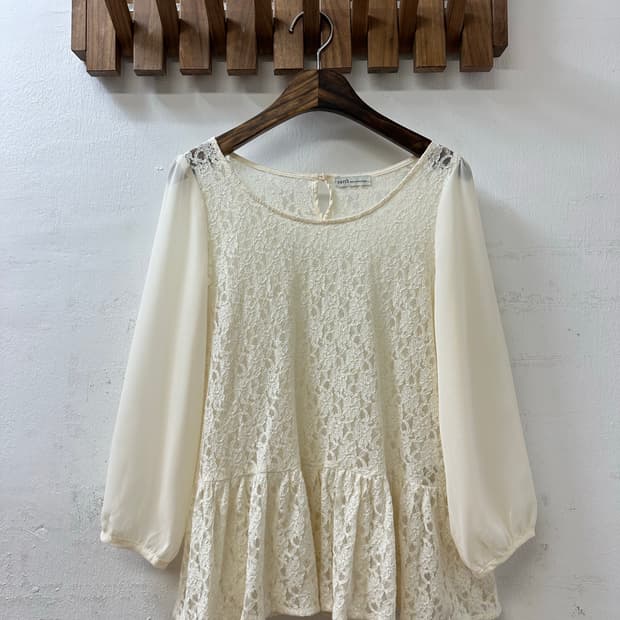 일본빈티지 어스뮤직 아이보리 레이스 페플럼 시스루 소매 블라우스