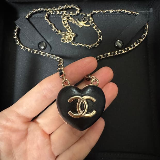 샤넬 하트 레더 네크리스 AB9463
