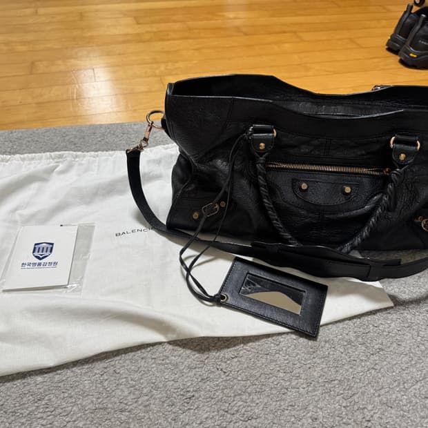 발렌시아가 블랙 가죽 모터백 파트타임