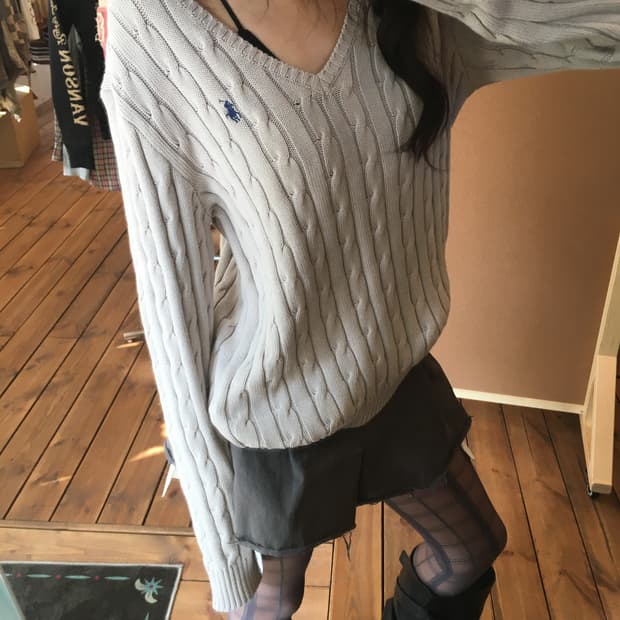 폴로 그레이 브이넥 꽈배기 니트