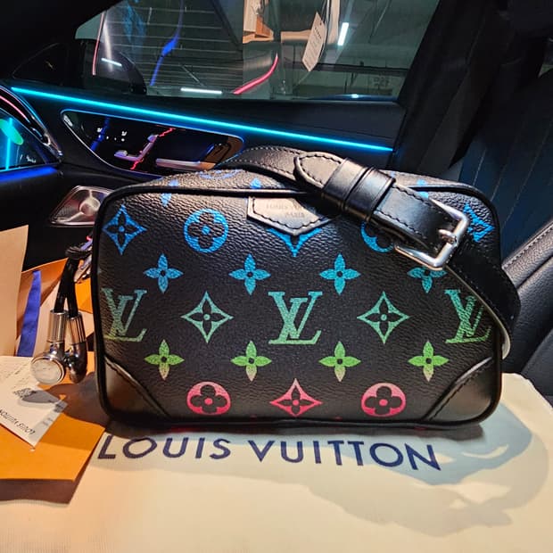 루이비통 한정판 퍼렐 이어폰 그라데이션 크로스백 (새상품)
