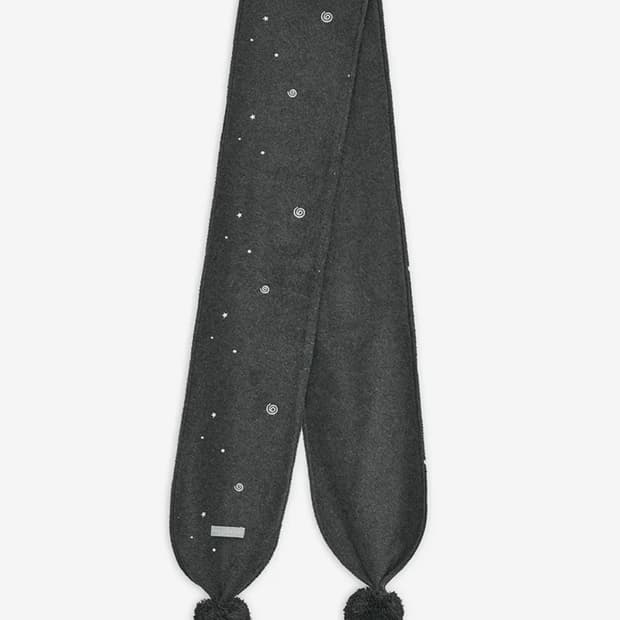 허그유어스킨 엠보 폼폼 플리스 머플러 차콜