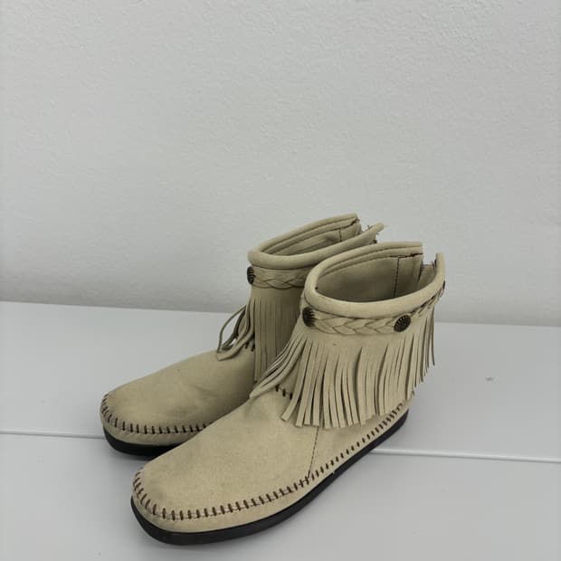 Minnetonka 프린지 부츠 스웨이드