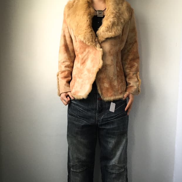 Fur layered dyed point mustang