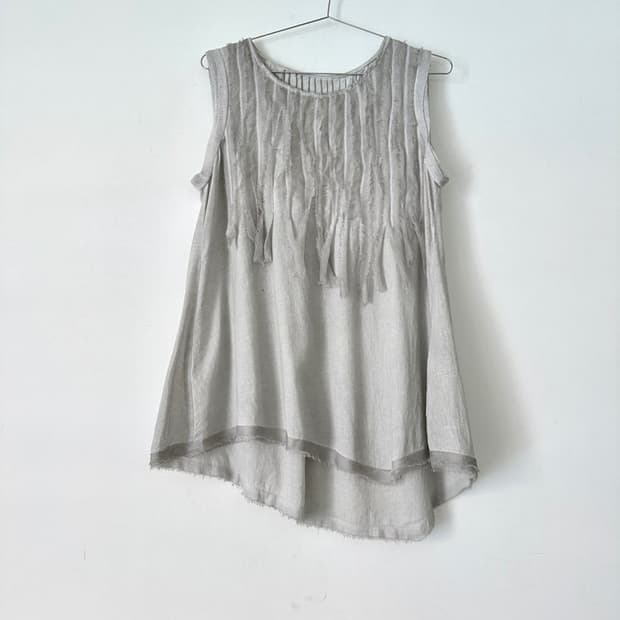 Fluid fringe sheer sleeveless / grey