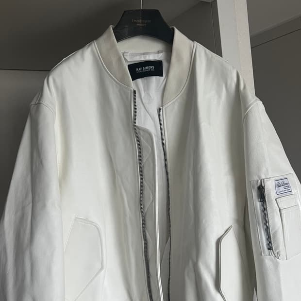 라프시몬스 23ss 레더 봄버 화이트 50