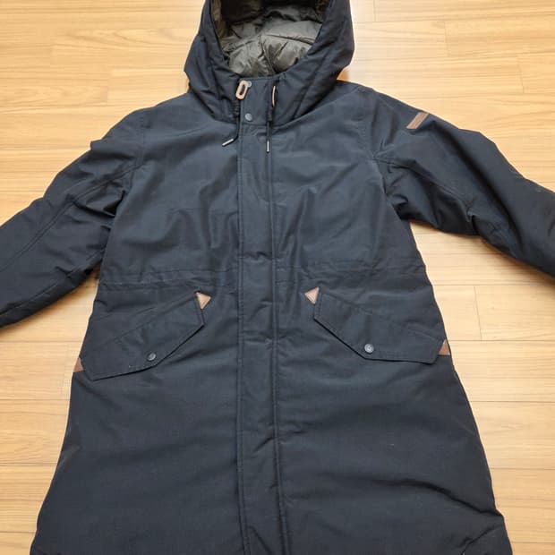 밀레 남성 롱패딩 105사이즈입니다
블랙 색상으로 깔끔하고, 거위털 충전