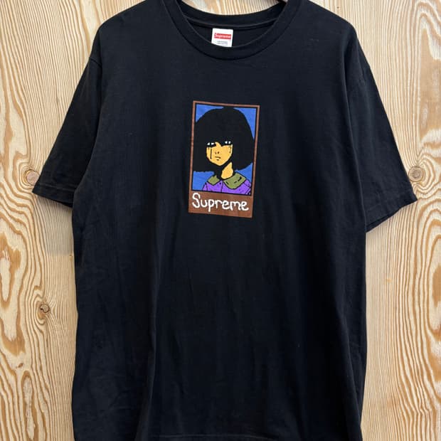 슈프림 이모 티셔츠