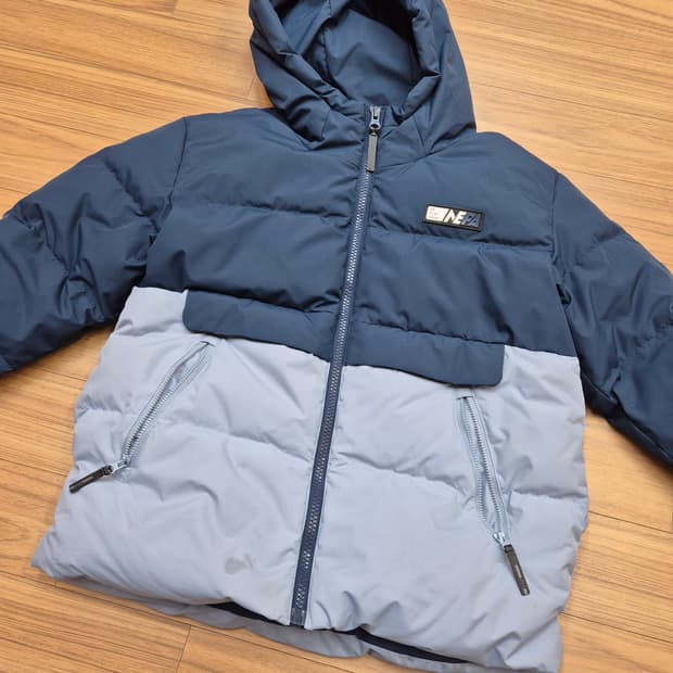 네파 키즈 패딩 130사이즈입니다. 충전재는 오리털 80%, 깃털 20입