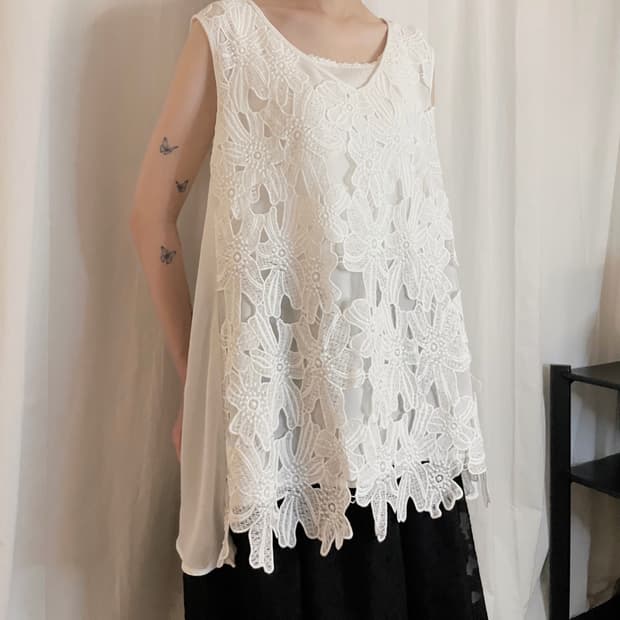Floral Embroidery Sleeveless Top - White