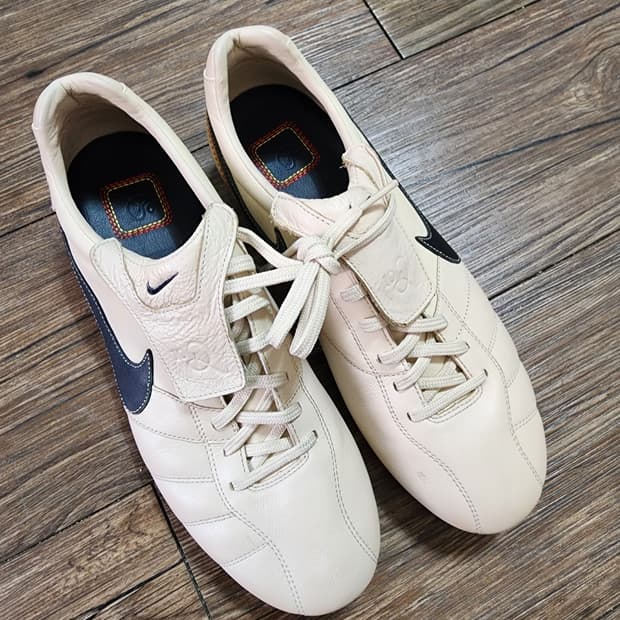 나이키 티엠포 호나우지뉴 R10 축구화