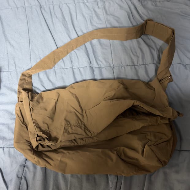 유니클로 드로우스트링 숄더백 브라운