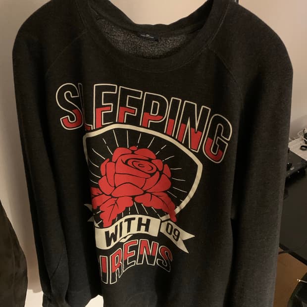 그래픽 롱슬리브 티셔츠