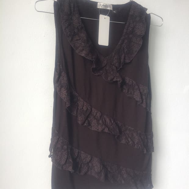Lace point sleeveless
