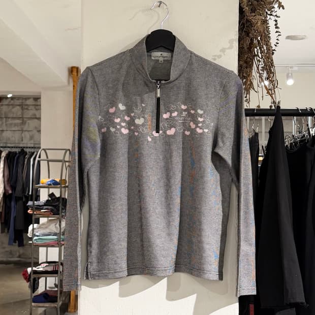 꾸레쥬 블랙화이트 하트 프린팅 하프집업 티셔츠