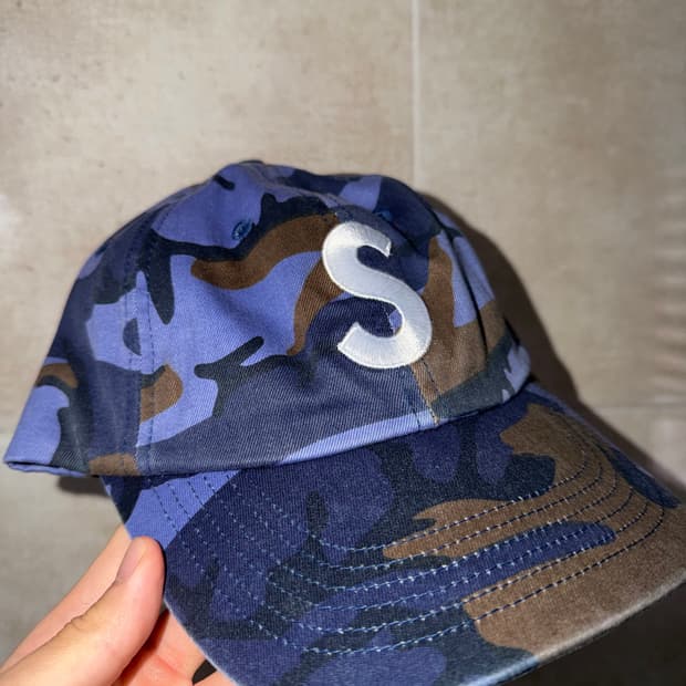 슈프림 피그먼트 코티드 S 로고 6-패널 블루 카모 - 25SS