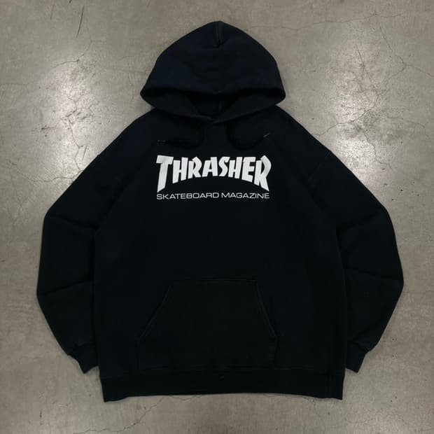 트래셔 블랙 컬러 스펠아웃 후드티