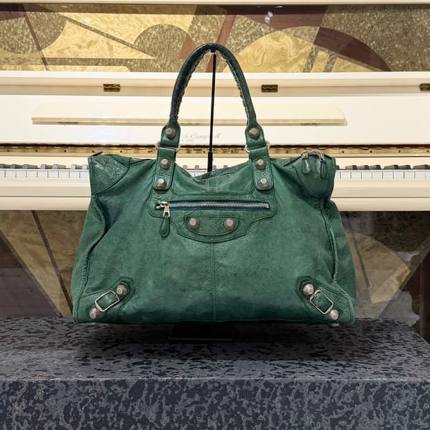 발렌시아가 그린 자이언트 워크 빅 모터백